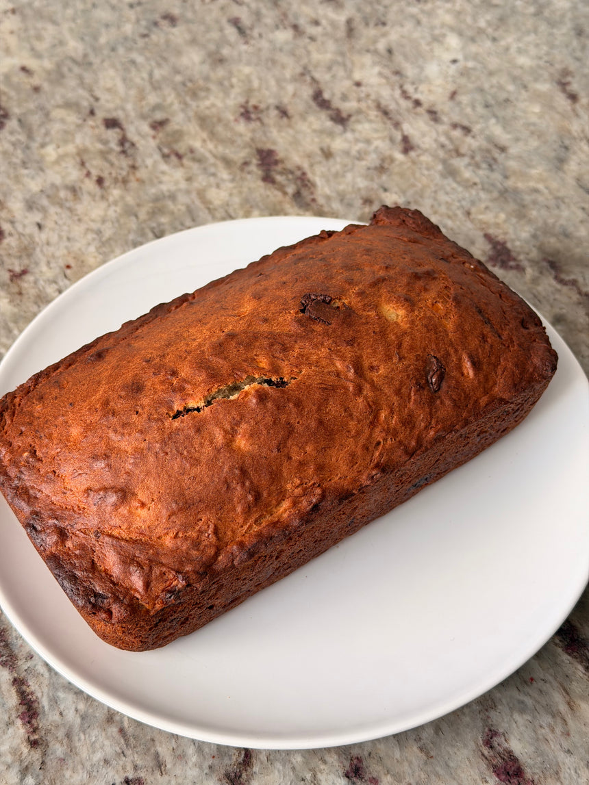 Loaf of banana bread on a white plate with a marble background – photo 12